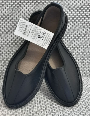 Туфли (тапочки) кожаные на подошве из пористой резины (50)